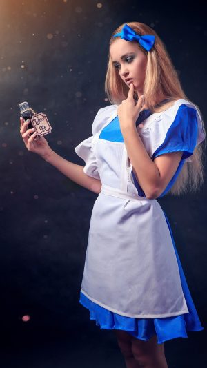 爱丽丝的摇篮日常互动界面截图，可触摸角色的互动区域高亮显示，底部菜单栏简洁直观